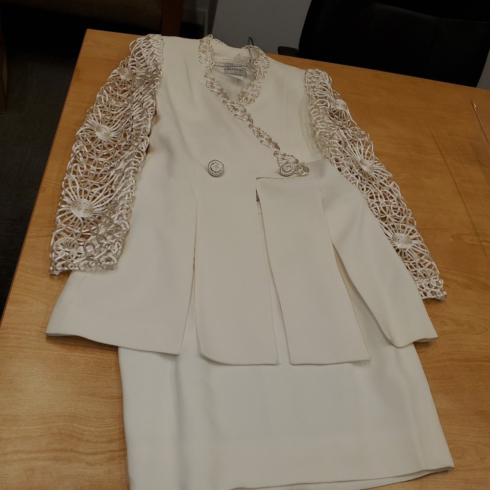 Bueatiful lace sleeves by famous French designer